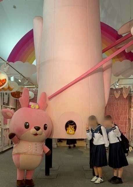 岩下新生姜ミュージアムの館内 - ピンクの大きなマスコットと来館者